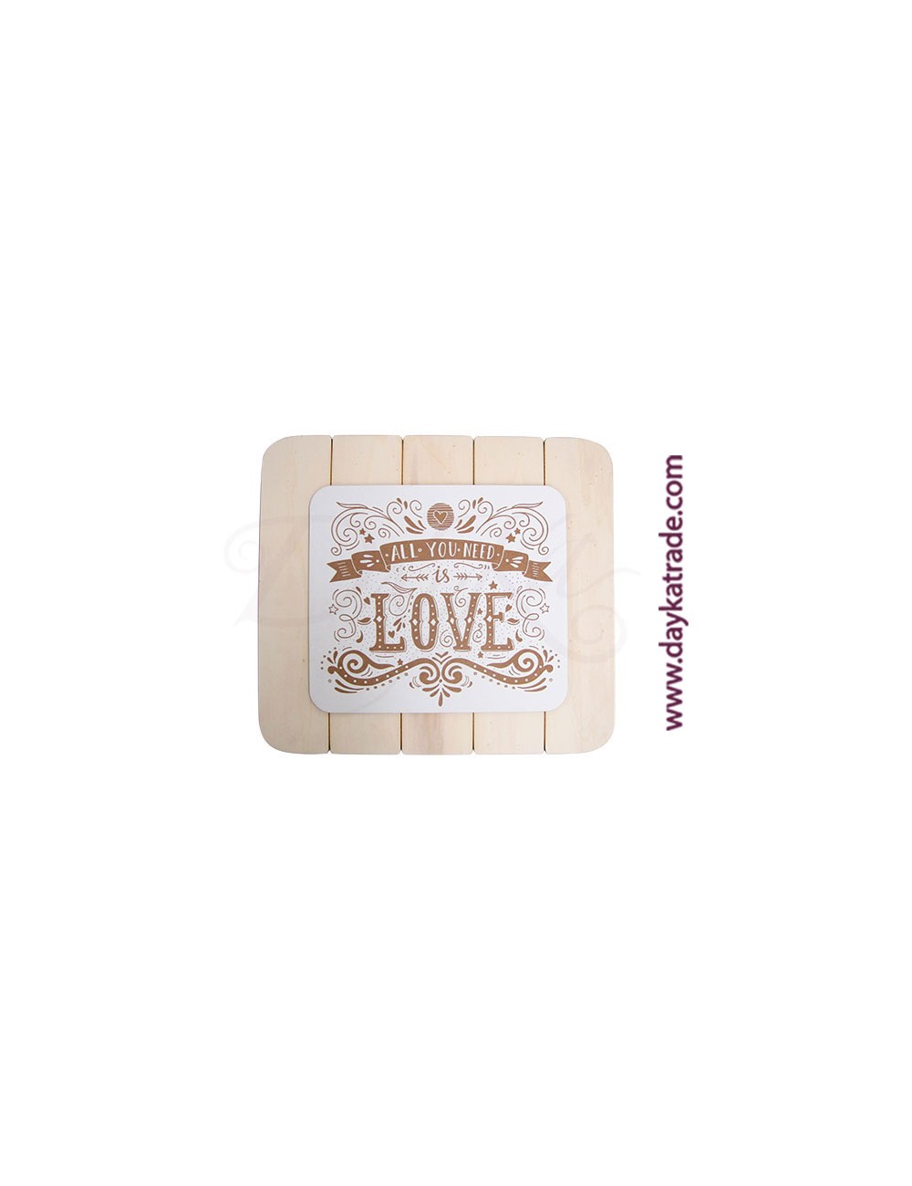 Tabla con mensaje "all you need is love" sobreTabla rayada