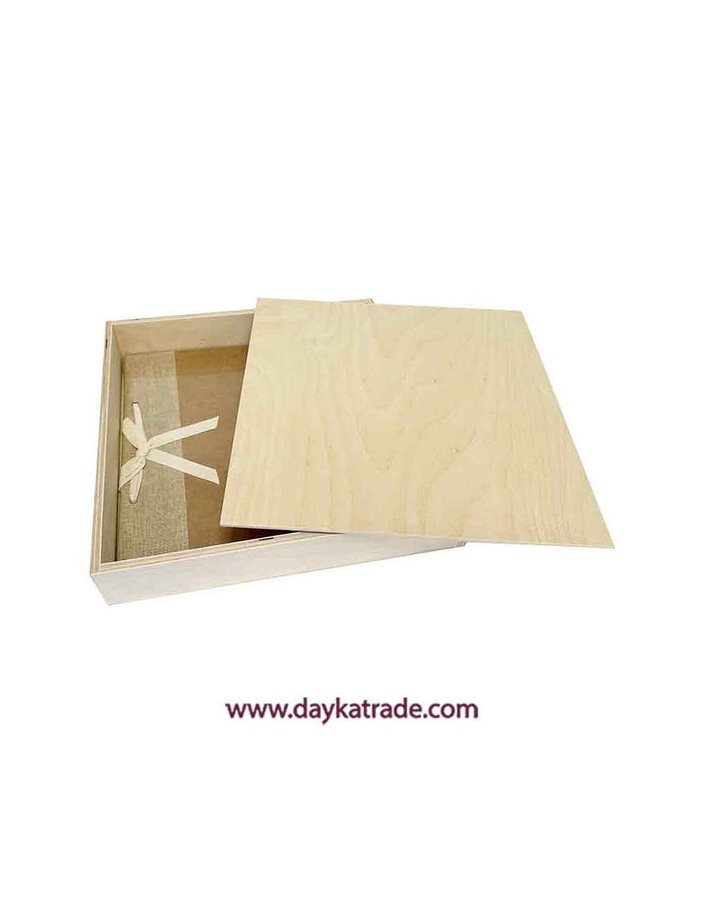 Caja de madera con tapa y álbum