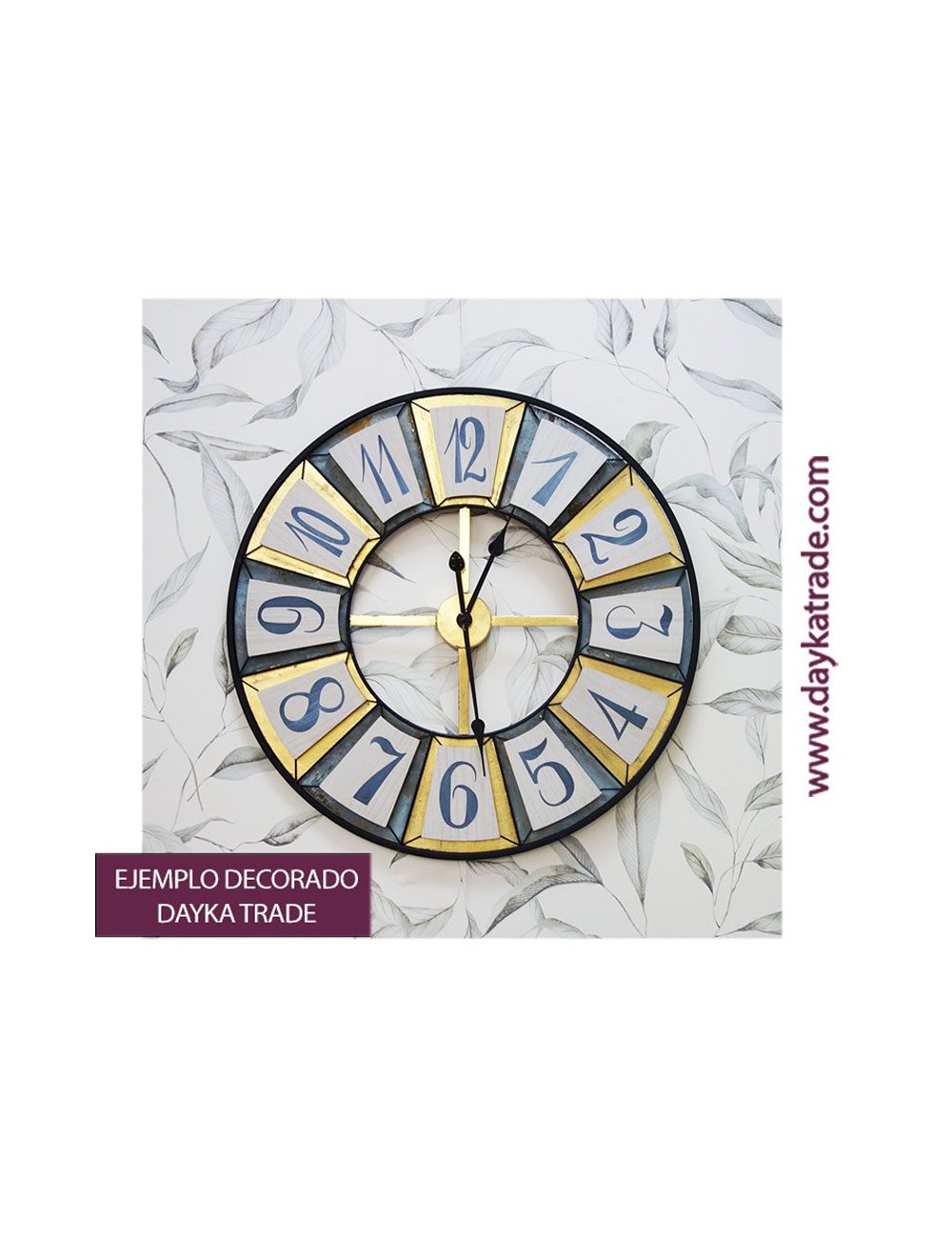 reloj metálico números en base de madera